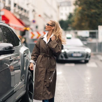 bella-hadid-draagt-een-trenchcoat-van-mango-en-die-is-nog-te-koop-365301