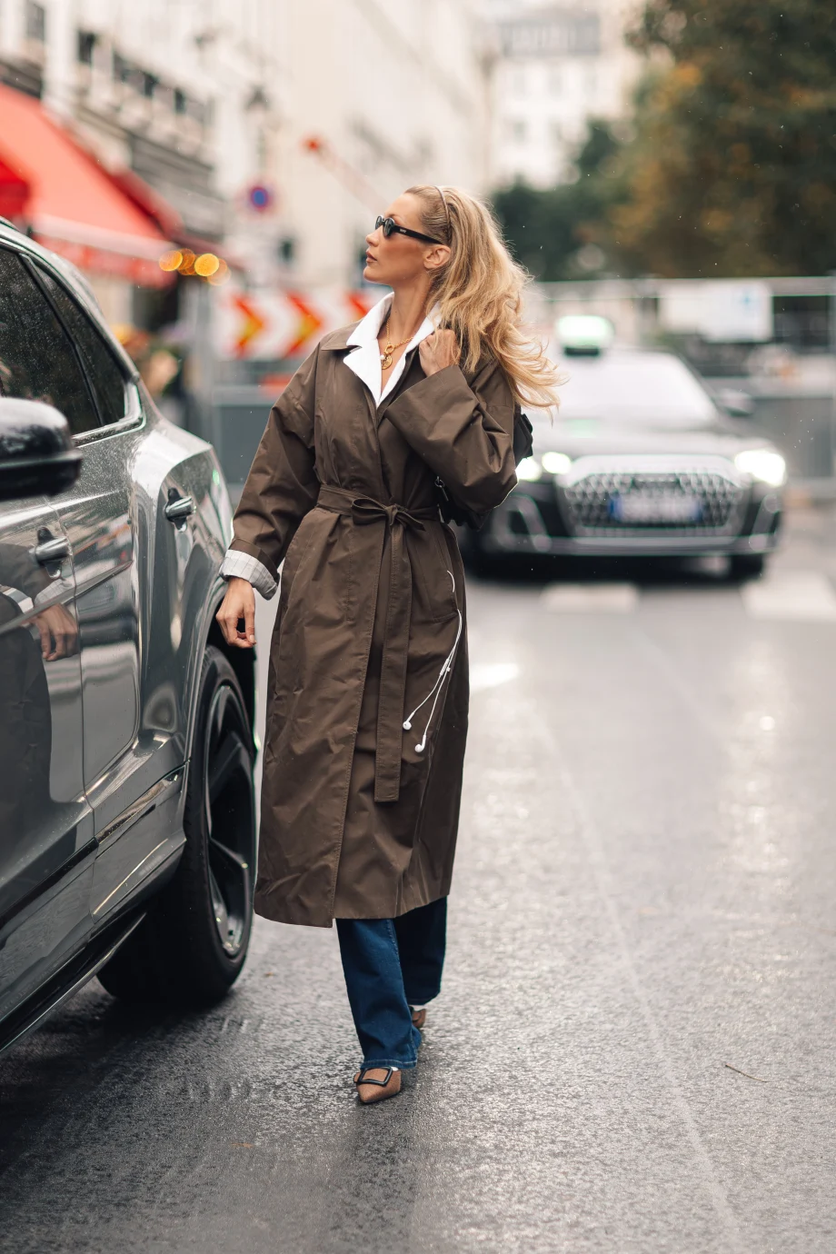 bella-hadid-draagt-een-trenchcoat-van-mango-en-die-is-nog-te-koop-365301