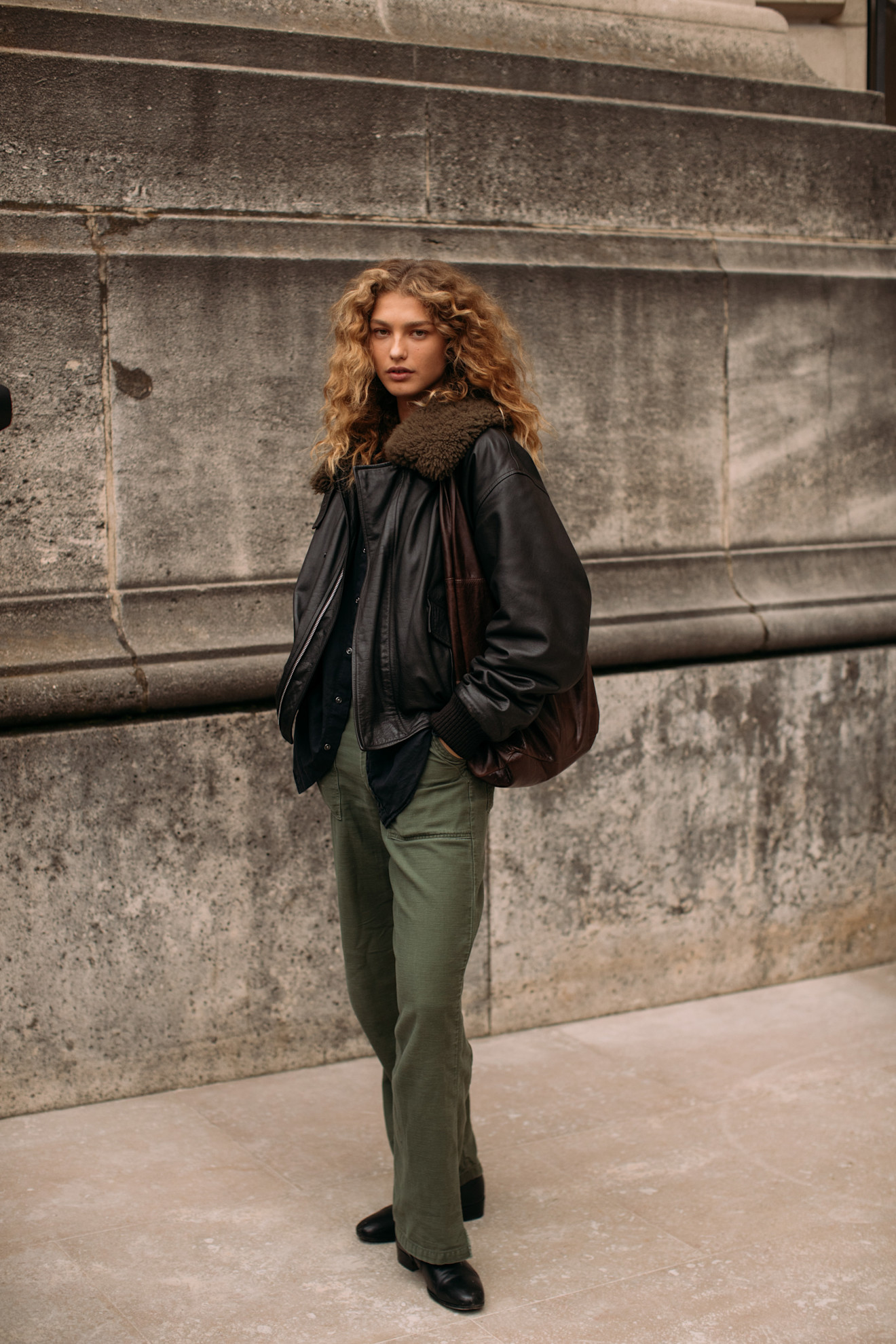 Een vrouw draagt platte schoen in de herfst in parijs