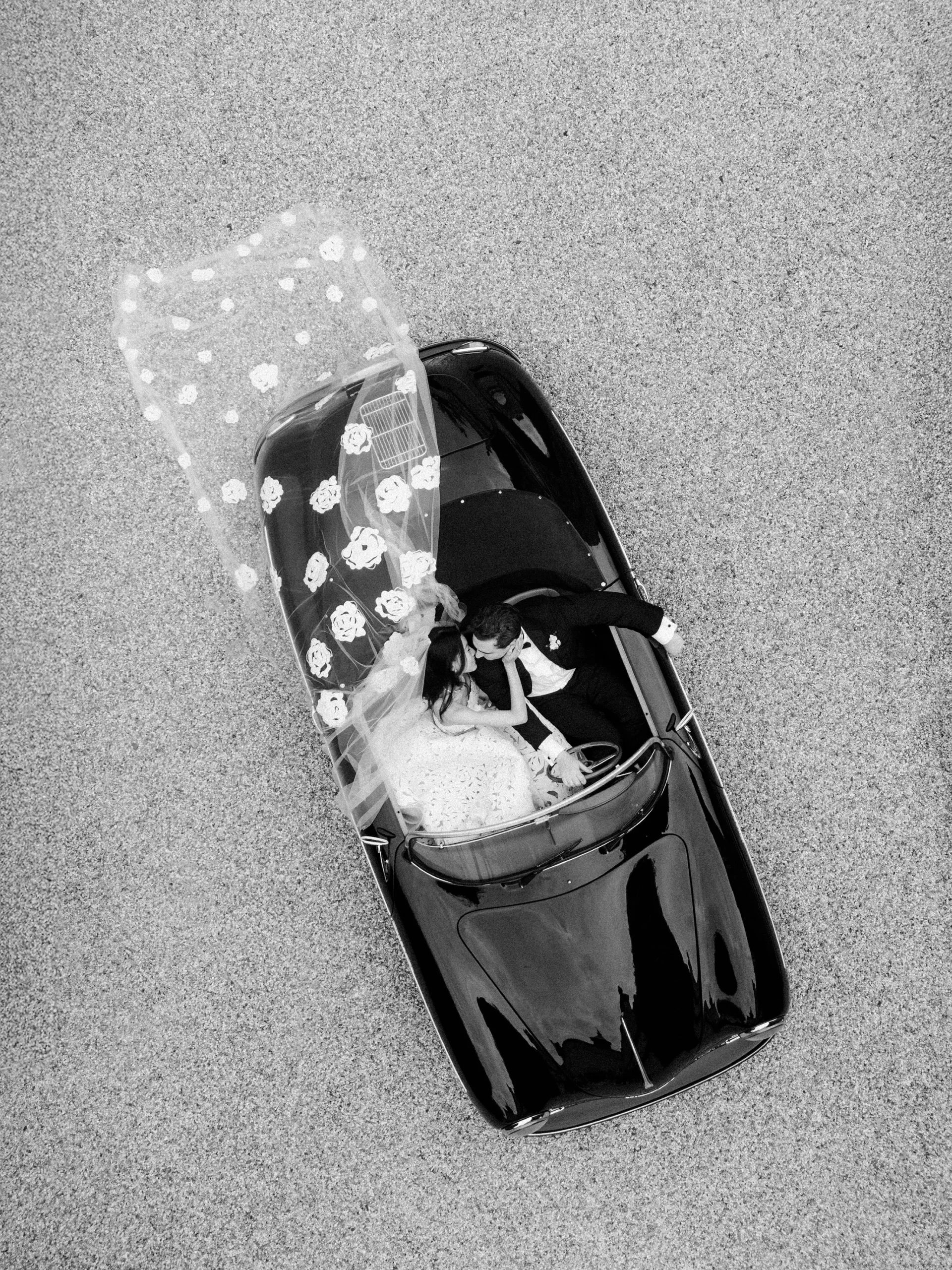 Bovenshot van de trouwauto en het echtpaar