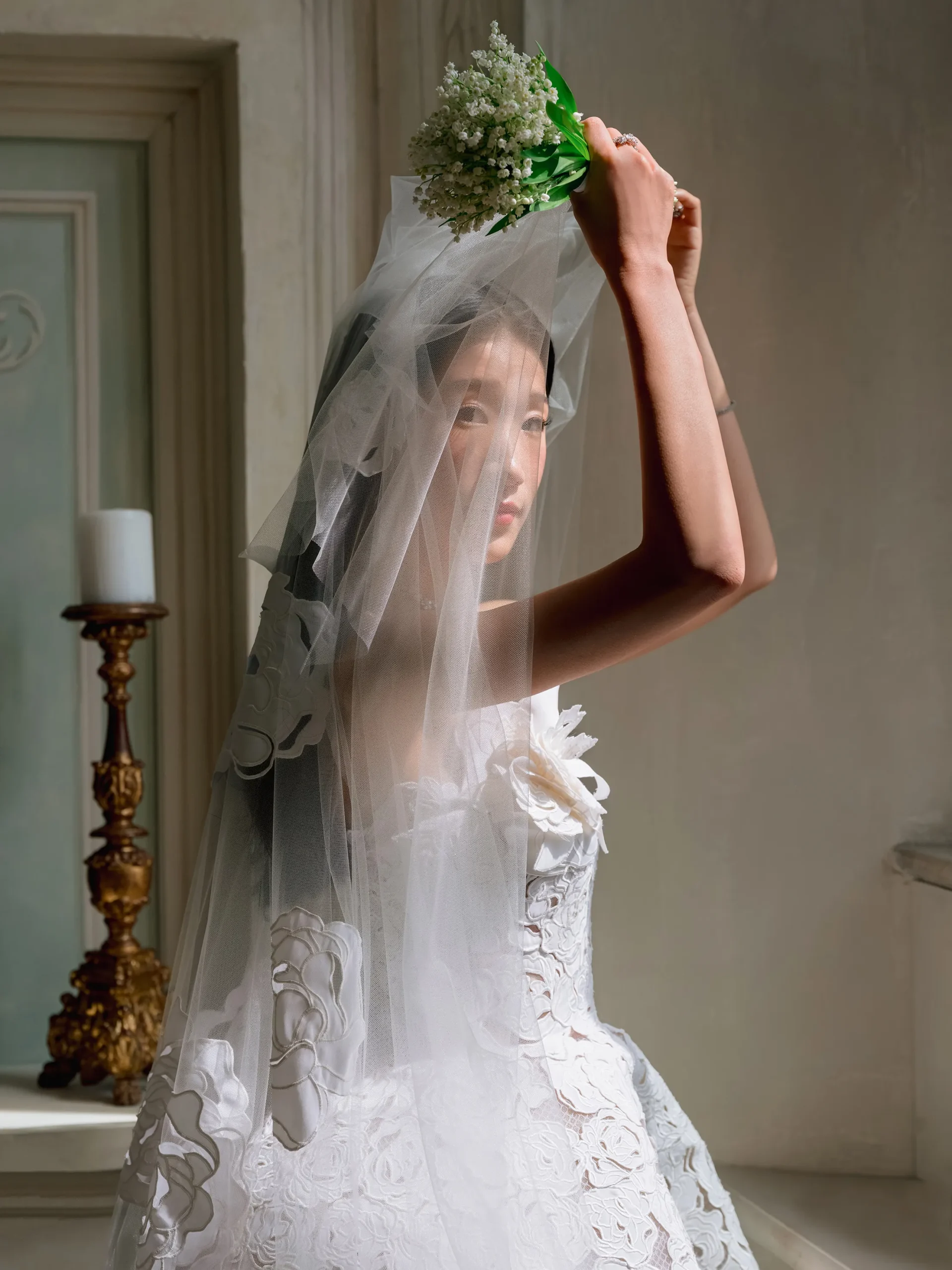 Bruid in haar bruidsjurk