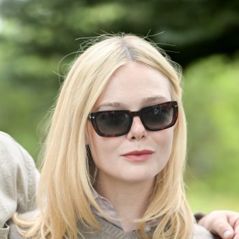 dit-zijn-de-3-must-have-broeken-van-de-herfst-volgens-elle-fanning-361674