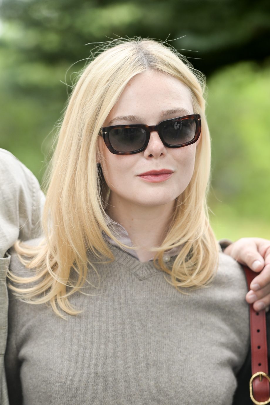 dit-zijn-de-3-must-have-broeken-van-de-herfst-volgens-elle-fanning-361674