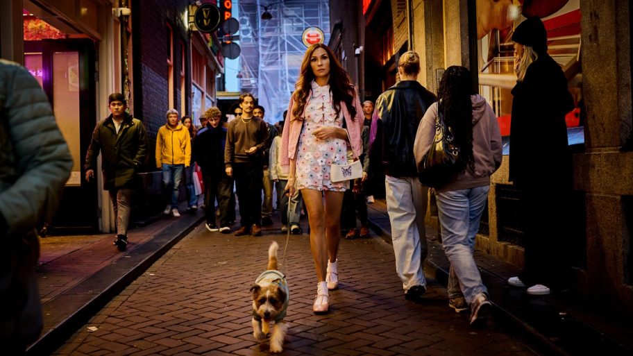 bekijk-nu-de-eerste-beelden-van-famke-janssen-in-amsterdam-empire-361495
