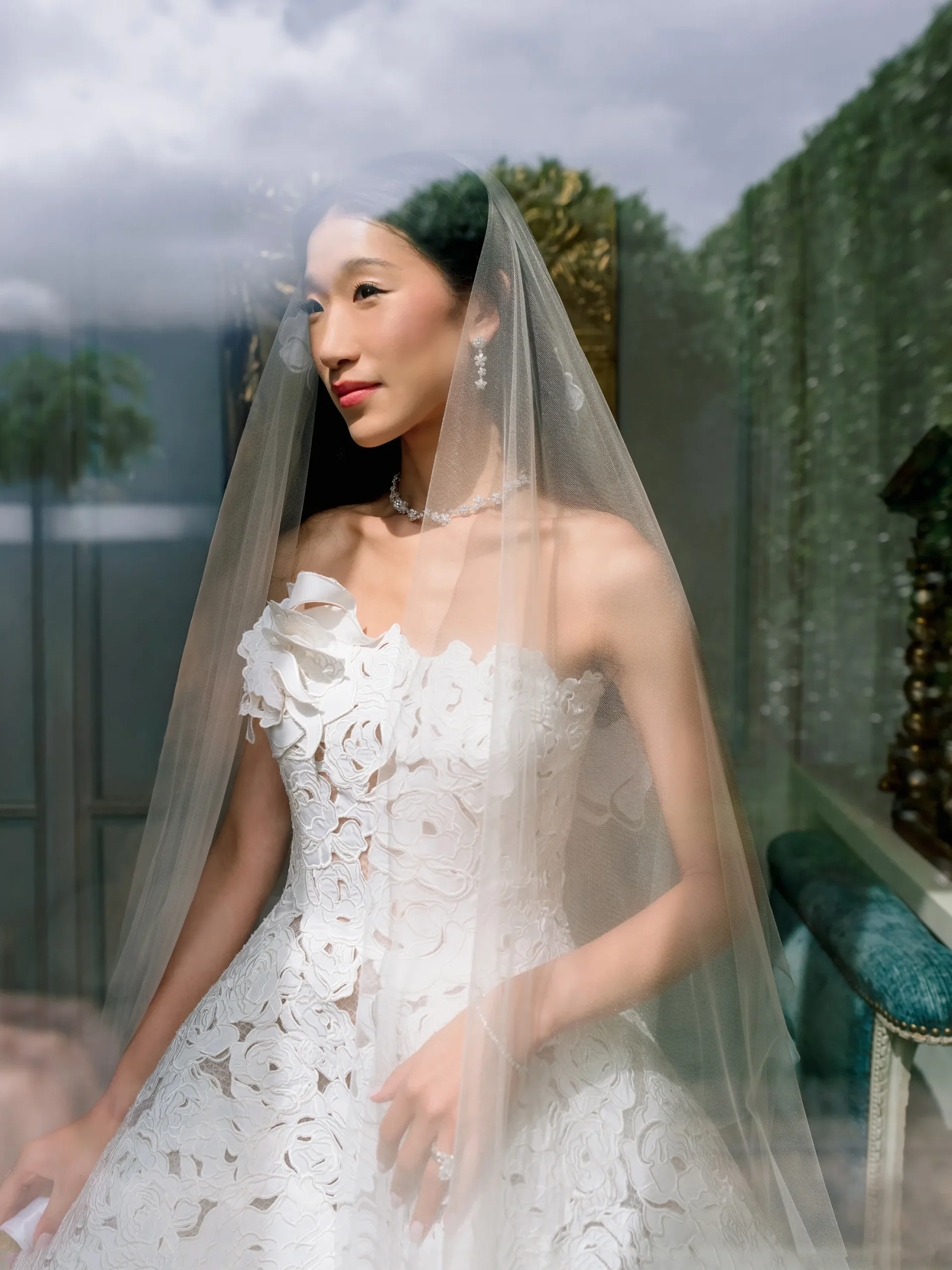 Bruid in haar bruidsjurk en sluier