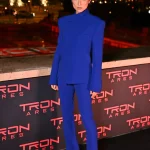 greta lee in een violet pak