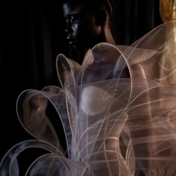 iris-van-herpen-over-haar-tentoonstelling-de-viral-algenjurk-en-het-onzichtbare-zichtbaar-maken-364633