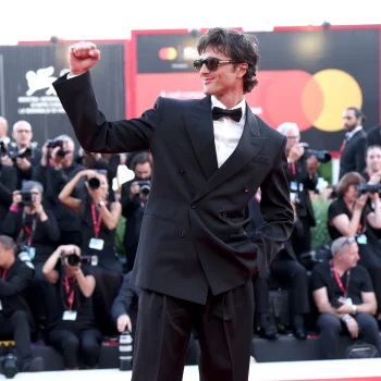 jacob-elordi-steelt-de-show-in-een-smoking-tijdens-filmfestival-van-venetie-2025-361286