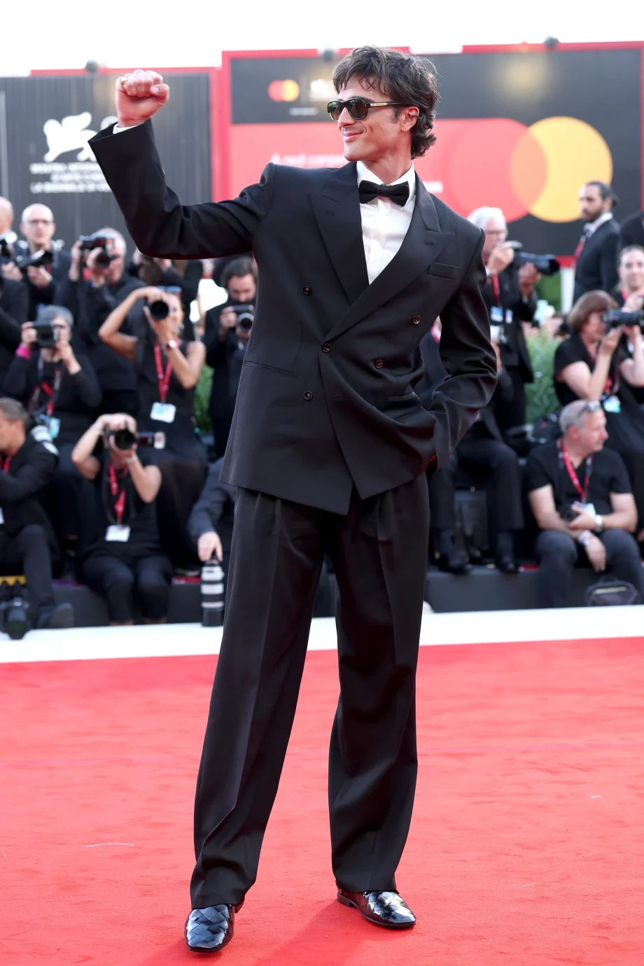 jacob-elordi-steelt-de-show-in-een-smoking-tijdens-filmfestival-van-venetie-2025-361286