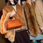 Modellen dragen het oma-kapsel.