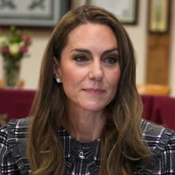 kate-middleton-draagt-een-elegante-jurk-met-ruiten-die-perfect-is-voor-de-herfst-362754