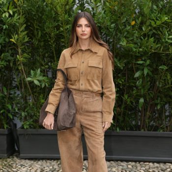 kelly-piquet-verschijnt-in-een-volledig-suede-look-bij-de-show-van-tods-in-milaan-365504