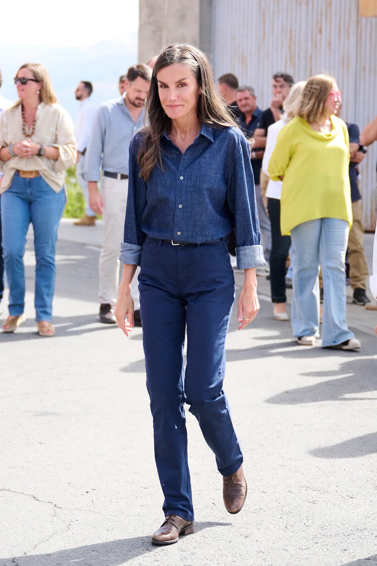 Koningin Laetitia draagt een donkerblauwe blouse en cigarette jeans