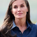 Koningin Letizia in een donkerblauwe spijkerblouse