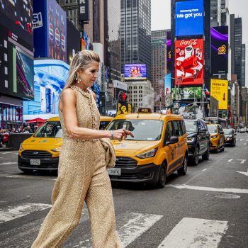 koningin-maxima-doet-new-york-oplichten-in-gouden-look-op-times-square-365086