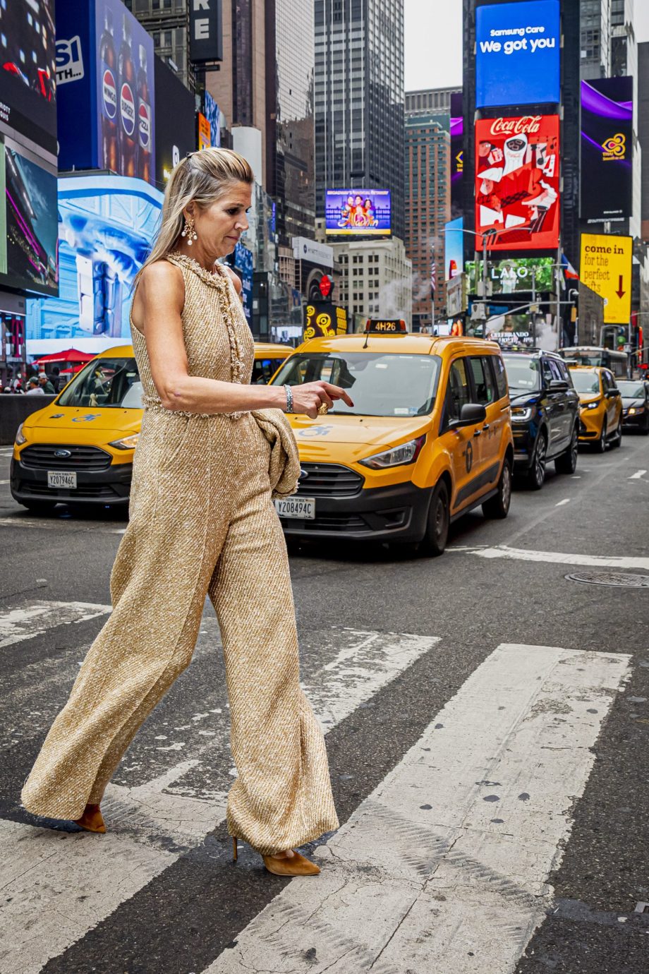 koningin-maxima-doet-new-york-oplichten-in-gouden-look-op-times-square-365086