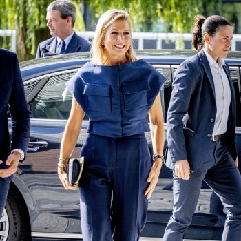 chic-en-praktisch-koningin-maxima-draagt-een-top-met-zakken-362132