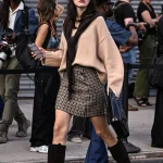 Streetstyle-ster draagt platte laarzen