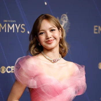lisa-draagt-een-wicked-waardige-look-naar-de-emmys-2025-363319