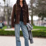 Een streetstyler draagt jeans en zachte loafers