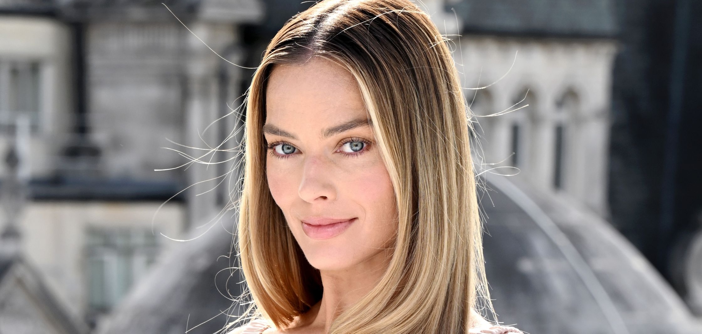 Margot Robbie Debuts Chic Bob & Bangs at Chanel Show 2026