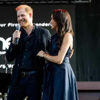 meghan-markle-verschijnt-in-blousejurk-die-perfect-is-voor-de-nazomer-364439