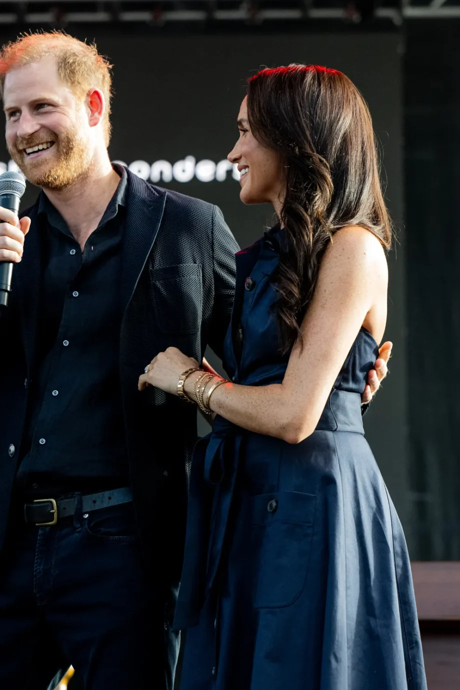meghan-markle-verschijnt-in-blousejurk-die-perfect-is-voor-de-nazomer-364439