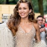 Miley Cyrus draagt een glitterjurk in New York