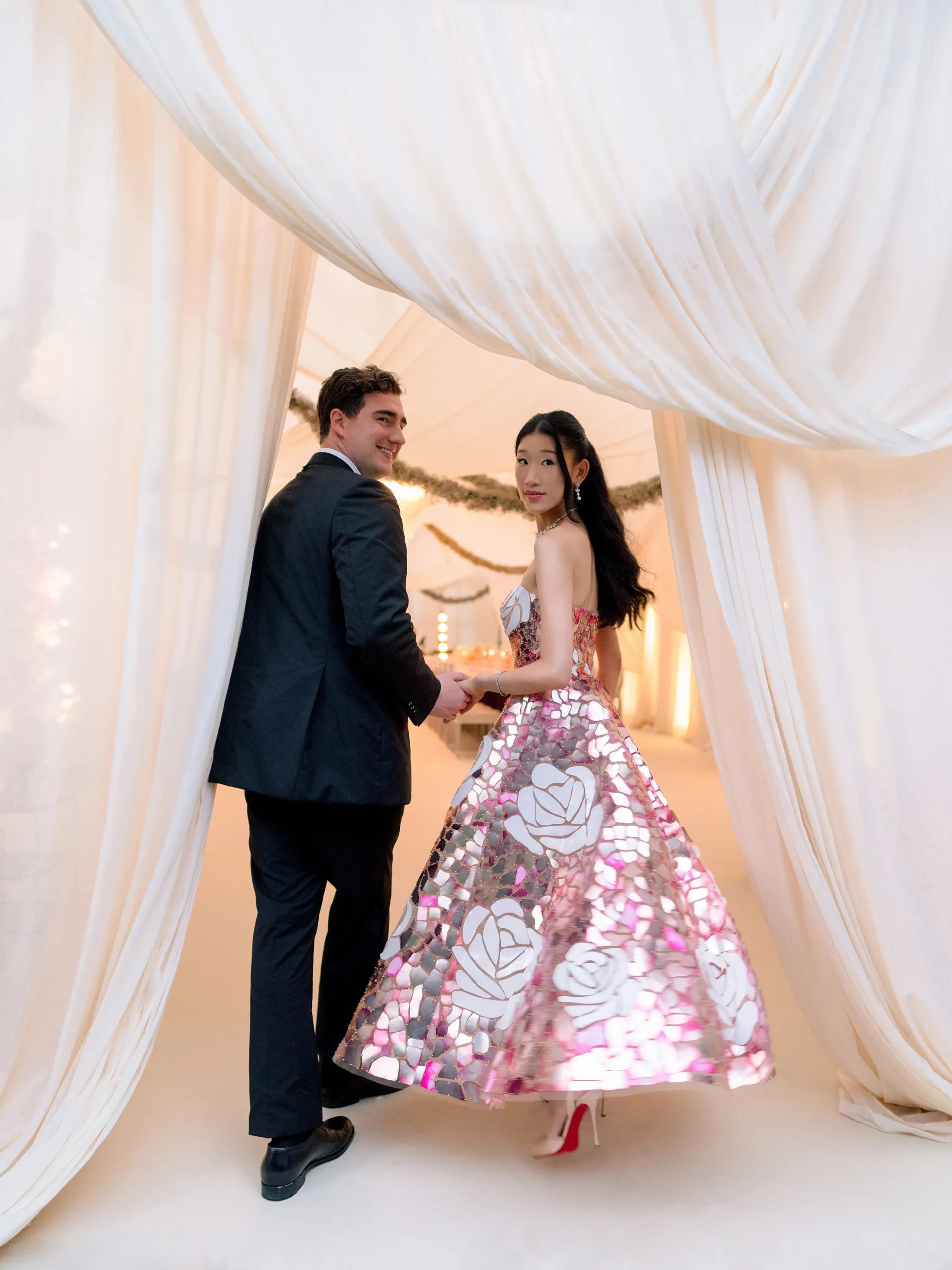 Becca Bloom in een Oscar de la Renta jurk bruiloft