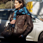 Alexa Chung met de Paddington-tas van Chloé