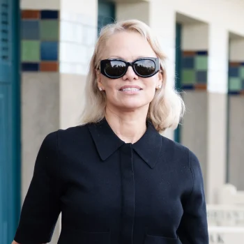 pamela-anderson-bewijst-dat-deze-zomerkleur-ook-goed-werkt-in-de-herfst-362889