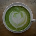 matcha latte in een wit kopje