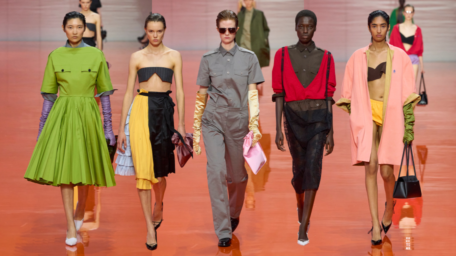als-het-aan-prada-ligt-dragen-we-straks-allemaal-een-jumpsuit-365291