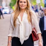 Prinses Amalia draagt een tas van Chanel