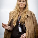 Prinses Amalia draagt een suède jas