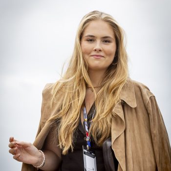 prinses-amalia-laat-zien-hoe-je-een-suede-jas-op-een-stijlvolle-manier-draagt-361199