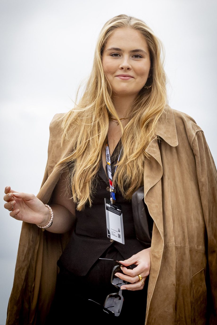 prinses-amalia-laat-zien-hoe-je-een-suede-jas-op-een-stijlvolle-manier-draagt-361199