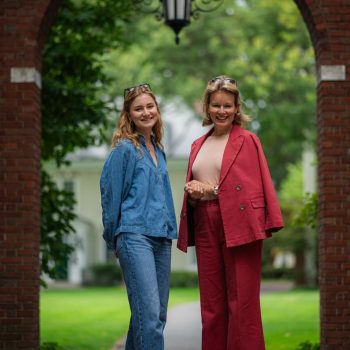 prinses-elisabeth-kiest-net-zoals-prinses-amalia-voor-denim-tijdens-begin-studiejaar-365738