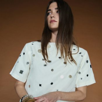 spiegeltje-spiegeltje-aan-de-wand-dit-detail-schittert-steeds-vaker-op-kleding-363602