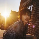 Een model draagt denim in New York, beeld bij Vogue's Designer Search