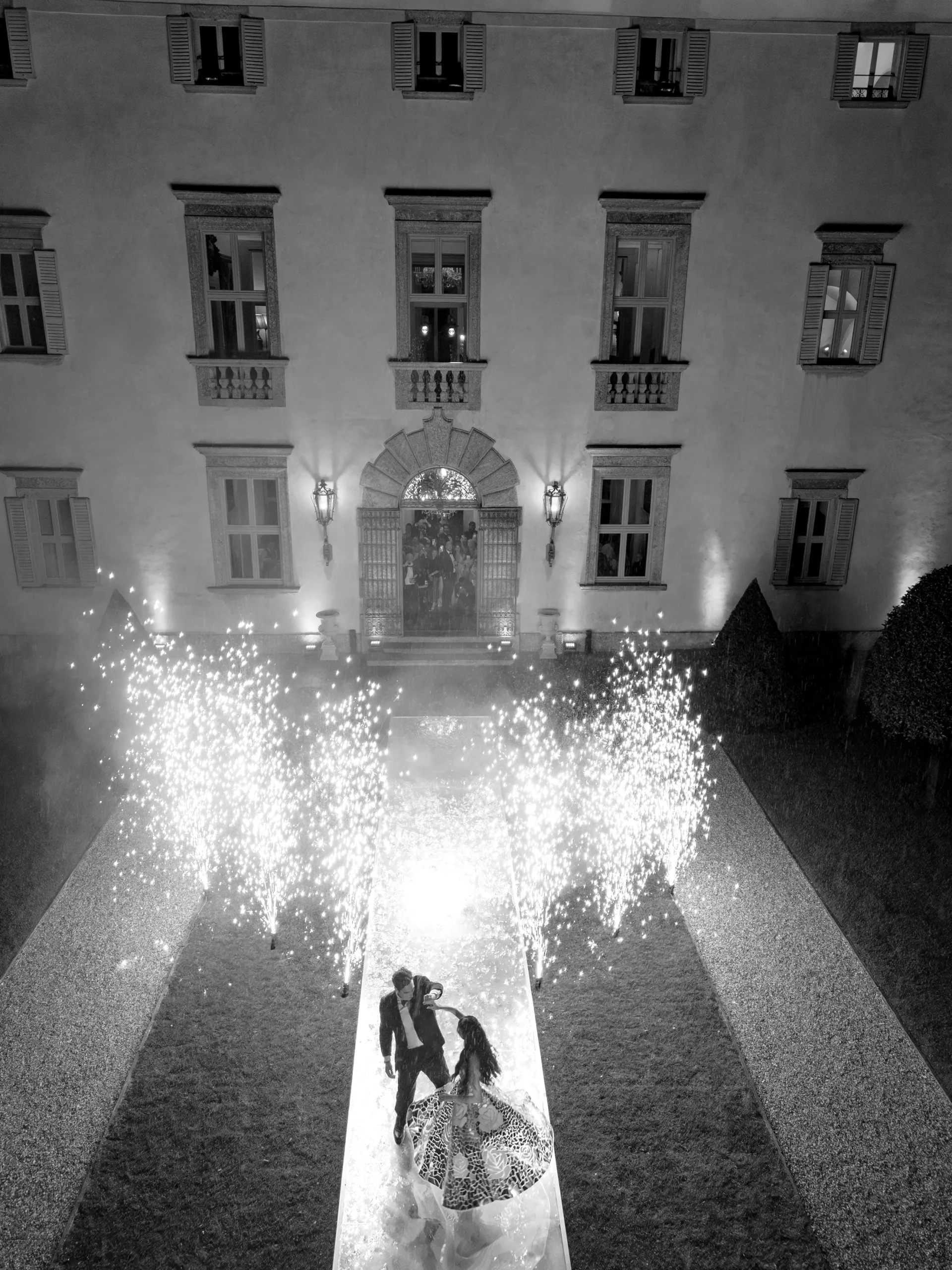 Vuurwerk bij de bruiloft van Becca Bloom