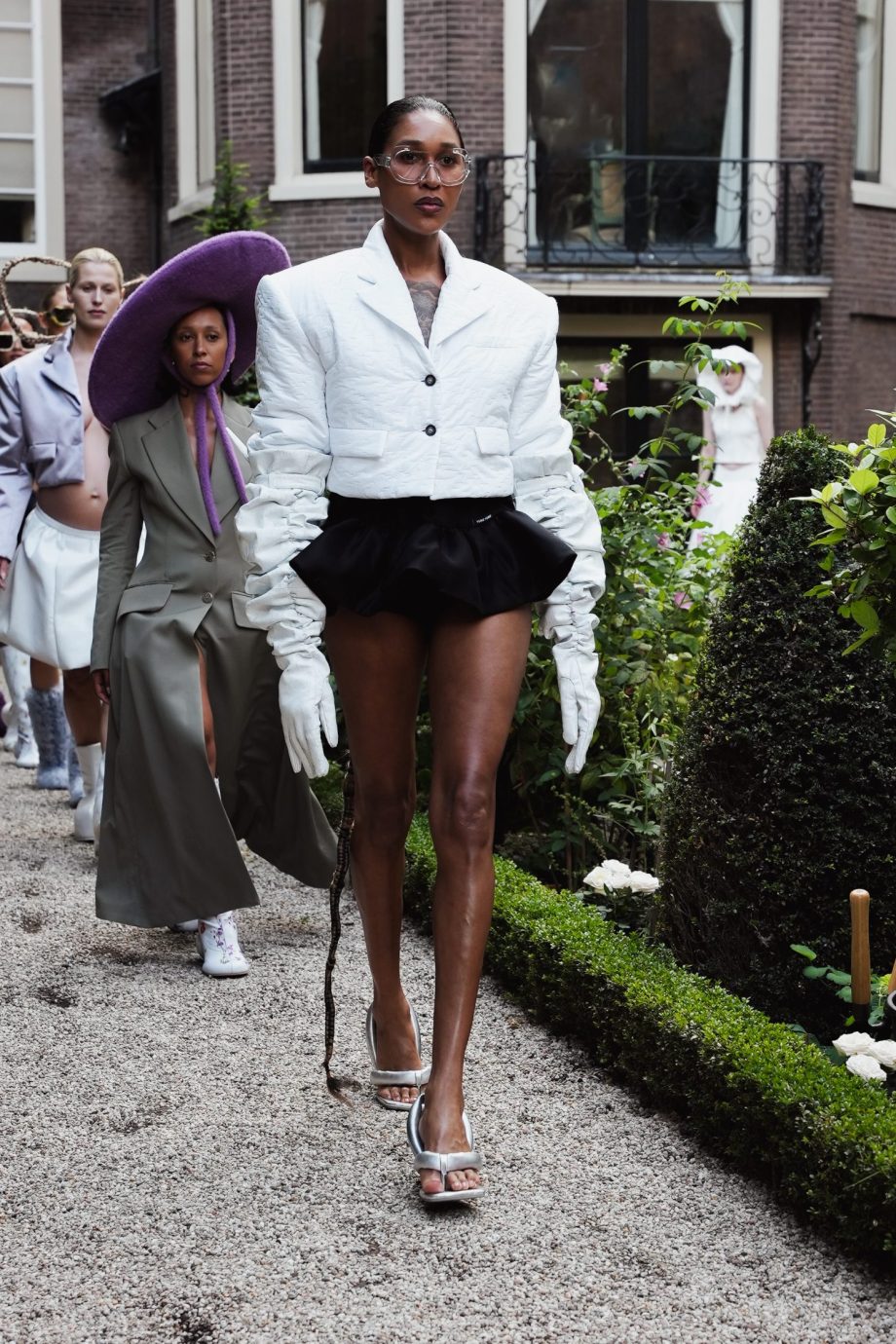 gia-bab-opent-yume-yume-in-bloementuin-tijdens-amsterdam-fashion-week-361595