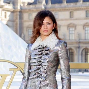 zendaya-maakt-haar-entree-in-parijs-in-een-glanzende-metallic-mini-jurk-365887
