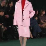Kleurcombinatie van roze met rood bij Gucci herfst/winter 2025