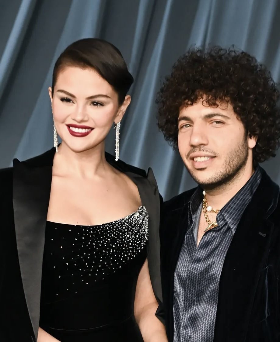 selena-gomez-en-benny-blanco-maken-hun-rode-loper-debuut-als-pasgetrouwd-stel-369074