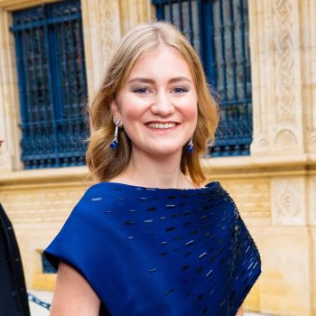 prinses-elisabeth-en-koningin-mathilde-arriveren-in-luxemburg-in-stijlvolle-looks-366423