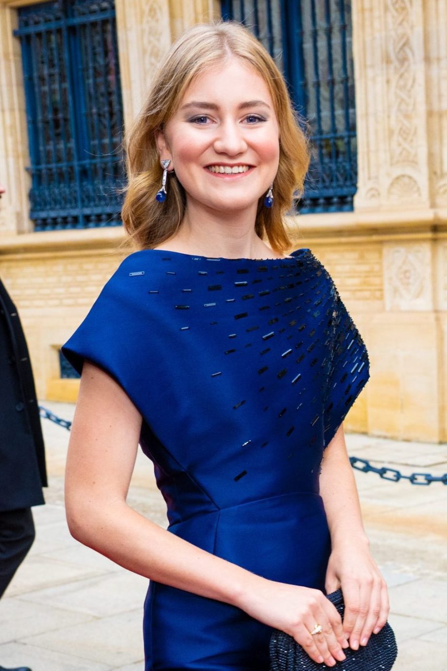 prinses-elisabeth-en-koningin-mathilde-arriveren-in-luxemburg-in-stijlvolle-looks-366423