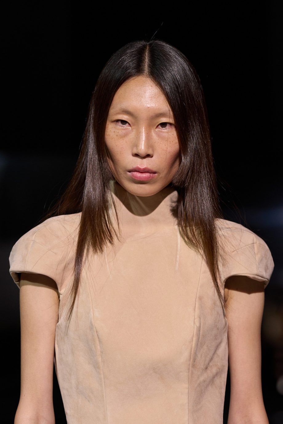 waarom-is-het-belangrijk-om-af-en-toe-de-scheiding-in-je-haar-te-veranderen-370979