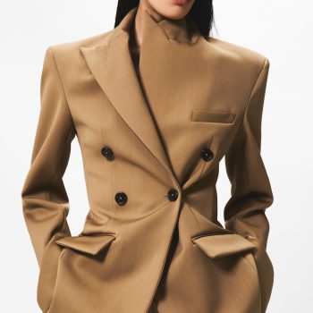 streetstyle-sterren-passen-deze-stylingtruc-toe-om-je-blazer-nieuw-leven-in-te-blazen-369667