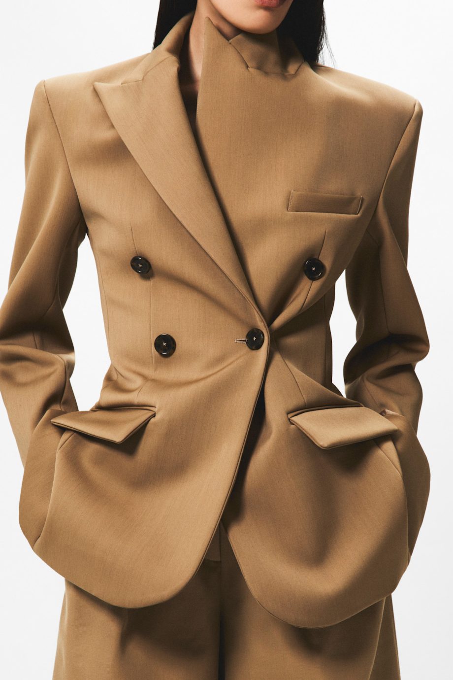 streetstyle-sterren-passen-deze-stylingtruc-toe-om-je-blazer-nieuw-leven-in-te-blazen-369667